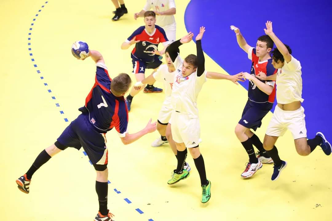 Handball player wearuing number 7 shooting at goal